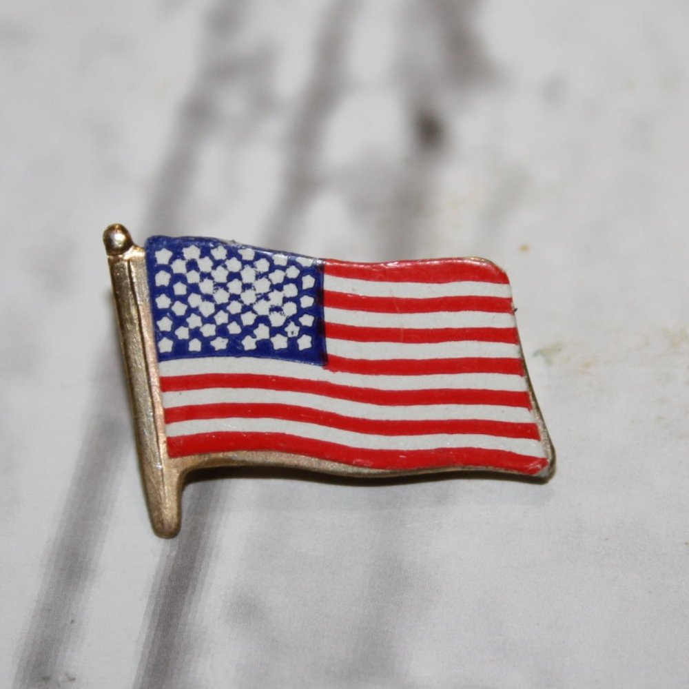 🦅 Vintage Gold American Flag Pin · ⅞"